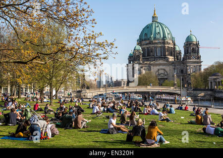 James Simon Park, entlang der Spree, die Menschen genießen die Frühlingssonne in Berlin, Deutschland Stockfoto