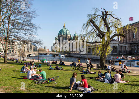 James Simon Park, entlang der Spree, die Menschen genießen die Frühlingssonne in Berlin, Deutschland Stockfoto