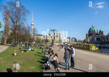 James Simon Park, entlang der Spree, die Menschen genießen die Frühlingssonne in Berlin, Deutschland Stockfoto