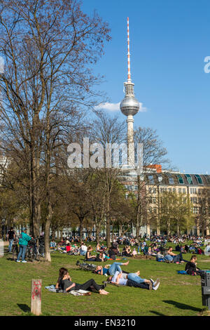 James Simon Park, entlang der Spree, die Menschen genießen die Frühlingssonne in Berlin, Deutschland Stockfoto