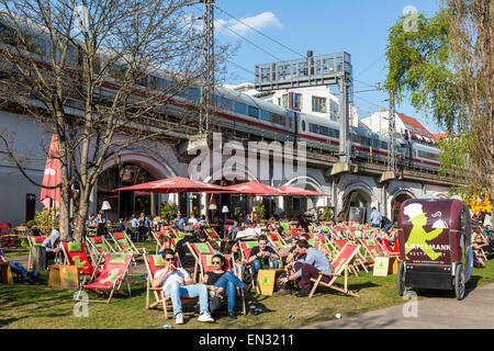 James Simon Park, entlang der Spree, die Menschen genießen die Frühlingssonne in Berlin, Deutschland Stockfoto