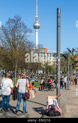 James Simon Park, entlang der Spree, die Menschen genießen die Frühlingssonne in Berlin, Deutschland Stockfoto