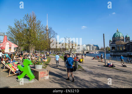 James Simon Park, entlang der Spree, die Menschen genießen die Frühlingssonne in Berlin, Deutschland Stockfoto