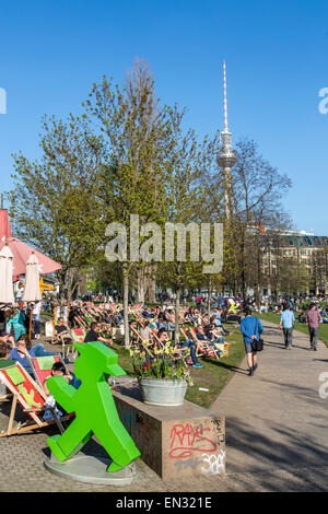 James Simon Park, entlang der Spree, die Menschen genießen die Frühlingssonne in Berlin, Deutschland Stockfoto