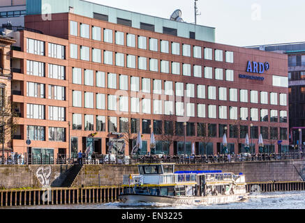 Flusskreuzfahrtschiffe, touristische Rundfahrten auf Spree durch Berlin-Mitte, deutsche öffentliche TV, ARD, studio Stockfoto