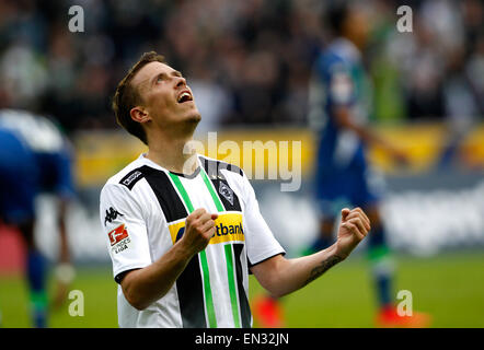 Mönchengladbach, Deutschland. 26. April 2015. Mönchengladbach 1: 0-Torschütze, Max Kruse, feiert an der deutschen Bundesliga-Fußballspiel zwischen Borussia Moenchengladbach und VfL Wolfsburg im Borussia-Park in Mönchengladbach, 26. April 2015. Mönchengladbach gewinnt 1: 0. Foto: ROLAND WEIHRAUCH/Dpa (EMBARGO Bedingungen - Achtung - aufgrund der Akkreditierungsrichtlinien der DFL nur erlaubt die Veröffentlichung und Nutzung von bis zu 15 Bilder pro im Internet und in Online-Medien während des Spiels Match) / Dpa/Alamy Live News Stockfoto