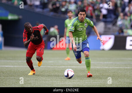 Seattle, Washington, USA. 26. April 2015. Gonzalo Pineda (8) schlägt Portlands Diego Chara (21) über das Feld in der ersten Hälfte des Spiels am 26. April in Seattle (Sean Brown/CSM) Credit: Cal Sport Media/Alamy Live News Stockfoto