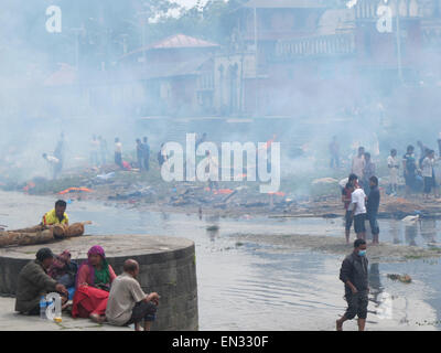 Erdbeben Kathmandu Nepal Leichen auf Scheiterhaufen am Rand des Bagmati Flusses empfangen letzte Rites Stockfoto