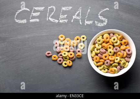 bunte Müsli Ringe an Tafel Stockfoto