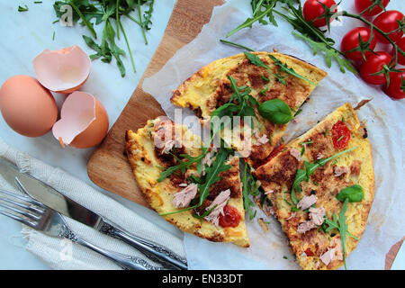 Leckeres Ei Omelett mit frischen Rucola Salat und Tomaten Stockfoto