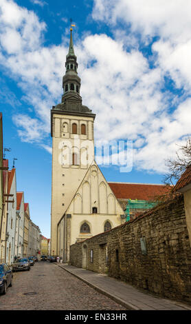 Gebäude, einschließlich der ehemaligen St. Nicholas Church in Rüütli Tänav (Knight Street), Tallinn, Estland. Stockfoto