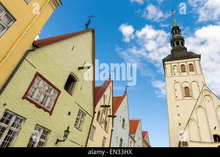 Wohngebäude und die ehemalige St. Nicholas Church in Rüütli Tänav (Knight Street), Tallinn, Estland. Stockfoto