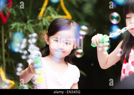 Niedliche kleine Mädchen draußen spielen Stockfoto