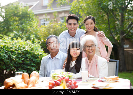 Glückliche Familien frühstücken im freien Stockfoto