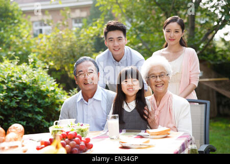 Glückliche Familien frühstücken im freien Stockfoto