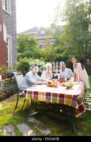 Glückliche Familien frühstücken im freien Stockfoto