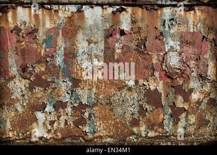 Abblätternde Farbe auf einen alten rostigen Blechschild. Stockfoto