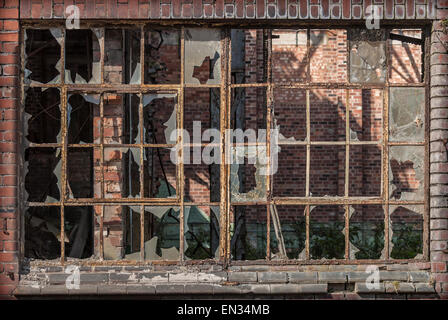 Eine alte industrielle Eisen-Fensterrahmen Rost mit Glasscherben. Stockfoto