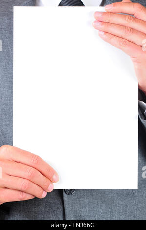 ein Mann in einem Anzug hält eine leere Schild mit einem Textfreiraum Stockfoto