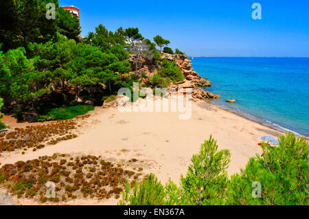 Blick auf Cala Dels Vienesos Strand in Miami Playa, Mont-Roig del Camp, Spanien Stockfoto