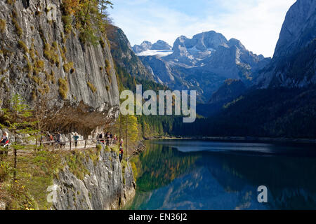 Vorderer Gosausee See mit Klettersteig Dachstein hinter Dachsteingebirge, Gosau, Oberösterreich, Österreich Stockfoto