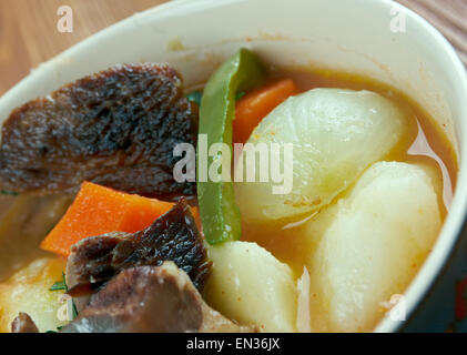 Nikujaga-japanisches Gericht aus Fleisch, Kartoffeln und Zwiebeln gedünstet in gezuckerte Soja-Sauce Stockfoto