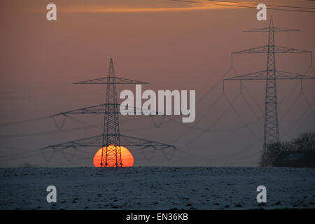 Pylone, Winter, Sonnenuntergang, Neufinsing, Bayern, Deutschland Stockfoto