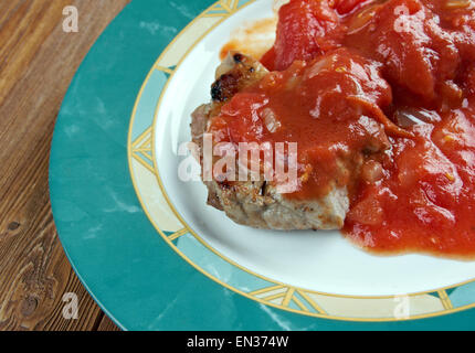 Carne Pizzaiola - neapolitanischen Tradition, das Fleisch verfügt über. mit Paprika, Tomaten und Olivenöl, lange genug gekocht, zart Stockfoto