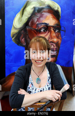 Künstlerin Claire Phillips auf ihr Wohnhaus und Atelier in Rebhuhn grün nach ihrer jüngsten Serie von Porträts mit Death Row in Amerika Foto genommen von April 2010 Stockfoto