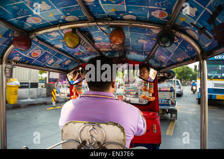 Blick von einem Tuktuk-Taxi während der Fahrt, Bangkok, Thailand Stockfoto