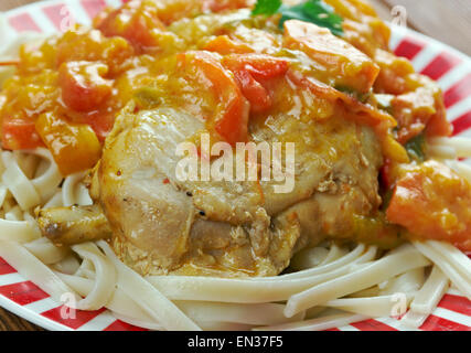Paprikasch - traditionelle ungarische Hähnchen in Paprika-Sahne-Sauce gekocht. Nudeln serviert. Stockfoto