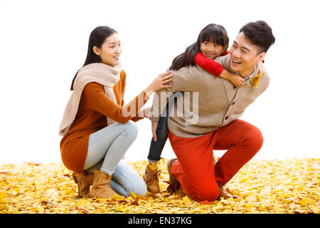 Glückliche Familie spielen im freien Stockfoto