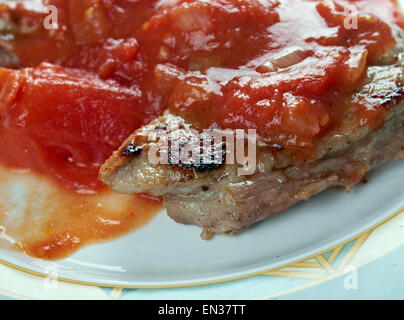 Carne Pizzaiola - neapolitanischen Tradition, das Fleisch verfügt über. mit Paprika, Tomaten und Olivenöl, lange genug gekocht, zart Stockfoto