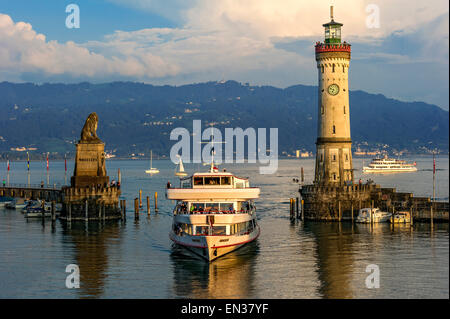 Bayerischen Löwen, neuer Leuchtturm, Hafeneinfahrt, Passagier Fähre, Vorarlberg, Bodensee, Lindau, Schwaben, Bayern, Deutschland Stockfoto