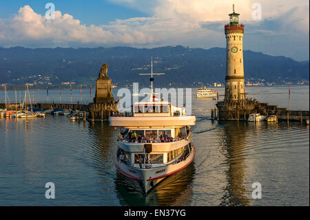 Bayerischen Löwen, neuer Leuchtturm, Hafeneinfahrt, Passagier Schiff Vorarlberg, Hafen, Bodensee, Lindau, Schwaben, Bayern Stockfoto