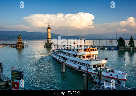 Bayerischen Löwen, neuer Leuchtturm, Hafeneinfahrt, Passagier Fähre, Österreich, Bodensee, Lindau, Schwaben, Bayern, Deutschland Stockfoto