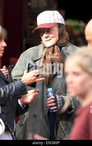 Dame Maggie Smith ist fast nicht mehr wiederzuerkennen, wie sie in ihrer neuen Rolle als exzentrische Rentner Miss Shepherd in der Verfilmung von Alan Bennetts "Lady In The Van" Featuring Szenen filmt: Maggie Smith in: London, Vereinigtes Königreich bei: 23. Oktober 2014 Stockfoto