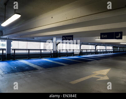 Leere Parkplätze in einem Parkhaus Stockfoto