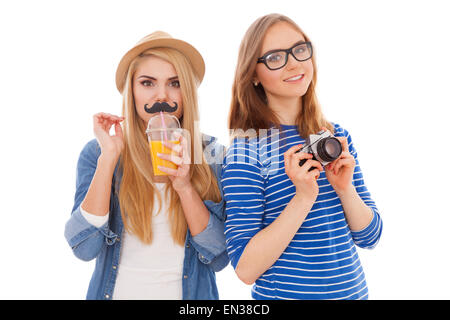 Zwei Hipster Mädchen isoliert auf weißem Hintergrund Stockfoto