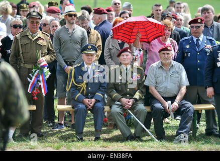 Orechov, Tschechische Republik. 25. April 2015. Etwa tausend Menschen treffen, um während des Krieges Pilot Adolf Opalka anlässlich seines 100. Geburtstag und 73th Jahrestag der seinen Fallschirm Gruppe, Abstand Betrieb an Angriff auf den stellvertretenden Reichsprotektor Reinhard Heydrich und in der gleichen Zeit 70. Jahrestag des Endes des zweiten Weltkriegs, am Denkmal in Orechov, Tschechische Republik, 25. April 2015 zu gedenken. Im Bild sitzt Emil Bocek (links) eines der letzten lebenden Piloten der britischen Royal Air Force (RAF) und Jaroslav Klemes (Mitte) die letzten lebenden Fallschirmspringer im Protektorat landete. (C Stockfoto