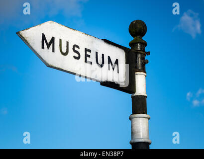 Vintage Gusseisen Schwarz und Weiß museum Wegweiser in Bakewell, UK. Stockfoto