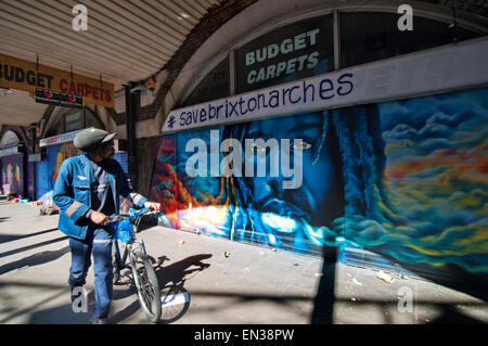 Zurückfordern Sie Brixton Anti-Gentrifizierung Kampagne, um die Geschäfte unter Bahnbögen in Railton Road Brixton South London zu retten Stockfoto