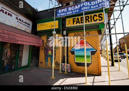 Zurückfordern Sie Brixton Anti-Gentrifizierung Kampagne, um die Geschäfte unter Bahnbögen in Railton Road Brixton South London zu retten Stockfoto