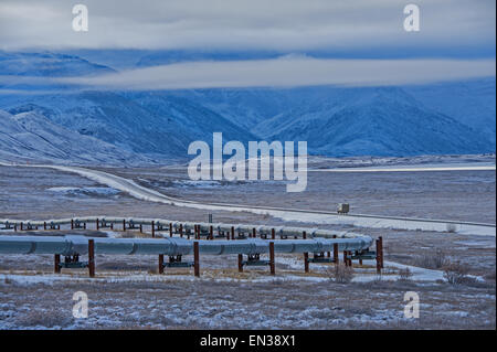 Dalton Highway, Trans-Alaska Pipeline System TIPPT auf der linken Seite, Brooks Range hinter, Alaska, USA Stockfoto