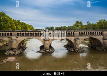 Orb-Aquädukt, Canal du Midi überspannt den Fluss Orb, Béziers, Languedoc-Roussillon, Aude, Frankreich Stockfoto