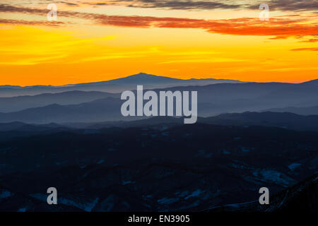 Sonnenuntergang am Monte Amiata, Monte Amiata, im Winter, Apennin, Marche, Italien Stockfoto