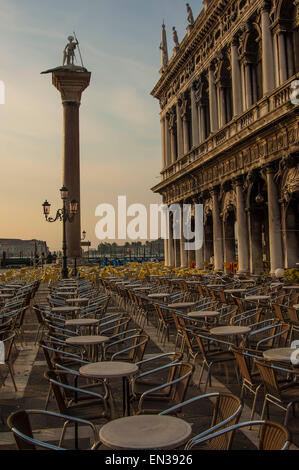 Venedig / Italien vom 27. SEPTEMBER 2006 - Dämmerung am San Marco Platz, leere Tische vor der hl. Theodoros auf der westlichen Spalte Stockfoto