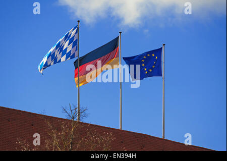 Drei wehende Fahnen von Bayern, Deutschland und Europa auf ein Dach, Regensburg, Oberpfalz, Bayern, Deutschland Stockfoto