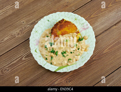 Ragda Pastetchen - indische Fastfood oder Snack Suppen Mumbai.dried gelbe Erbsensuppe und Bratlinge, ein Schnitzel Pommes frites Stockfoto