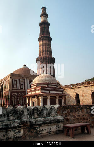 Qutb Minar, Ziegel Minarett, UNESCO-Weltkulturerbe, Mehrauli archäologischen Park, New Delhi, Delhi, Indien Stockfoto